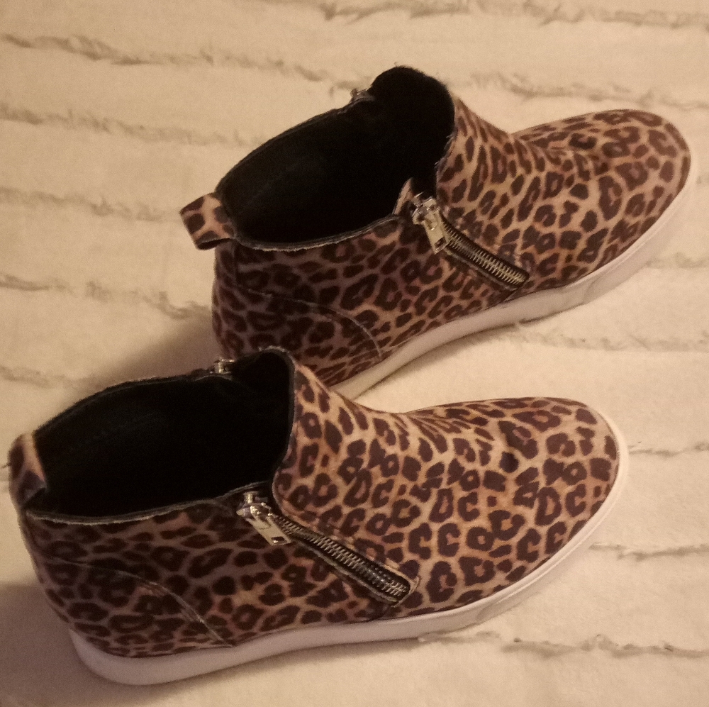 Soda wedgie sneaker size 7.5. (05) - Picture 4 of 11